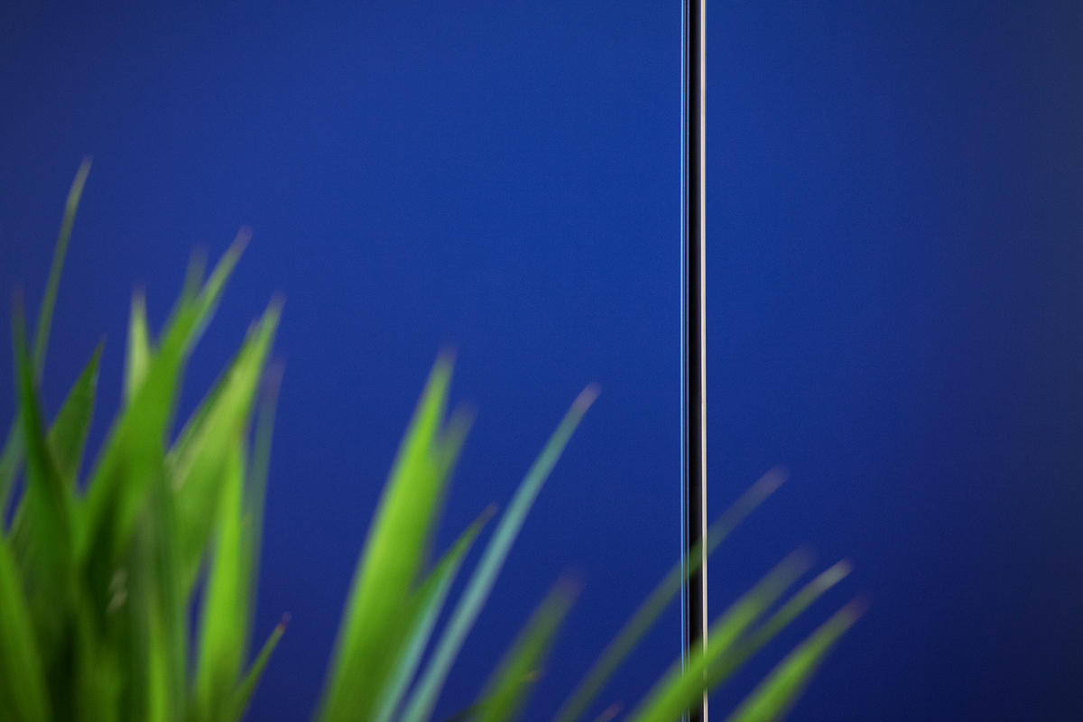 FSRT651 Деталь выравнивающей системы облицовки стен с панелями из нержавеющей стали с отделкой из морского камня, открытым внешним углом из нержавеющей стали и ребрами по периметру из нержавеющей стали Forms-surfaces  - Вид №19