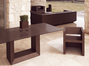 Полиэтиленовый садовый стул с подлокотниками