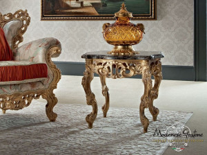 Низкий журнальный столик из массива дерева