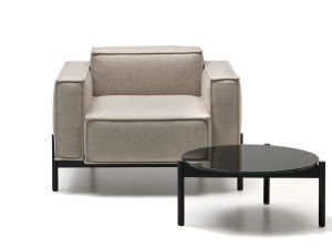 Тканевое кресло с подлокотниками