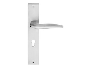 Латунная ручка на пластине