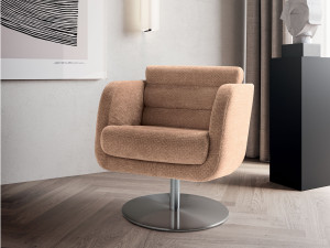 Тканевое кресло с подлокотниками