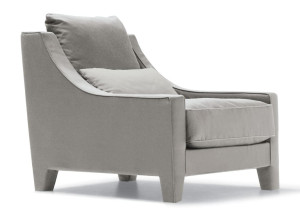 Тканевое кресло с подлокотниками