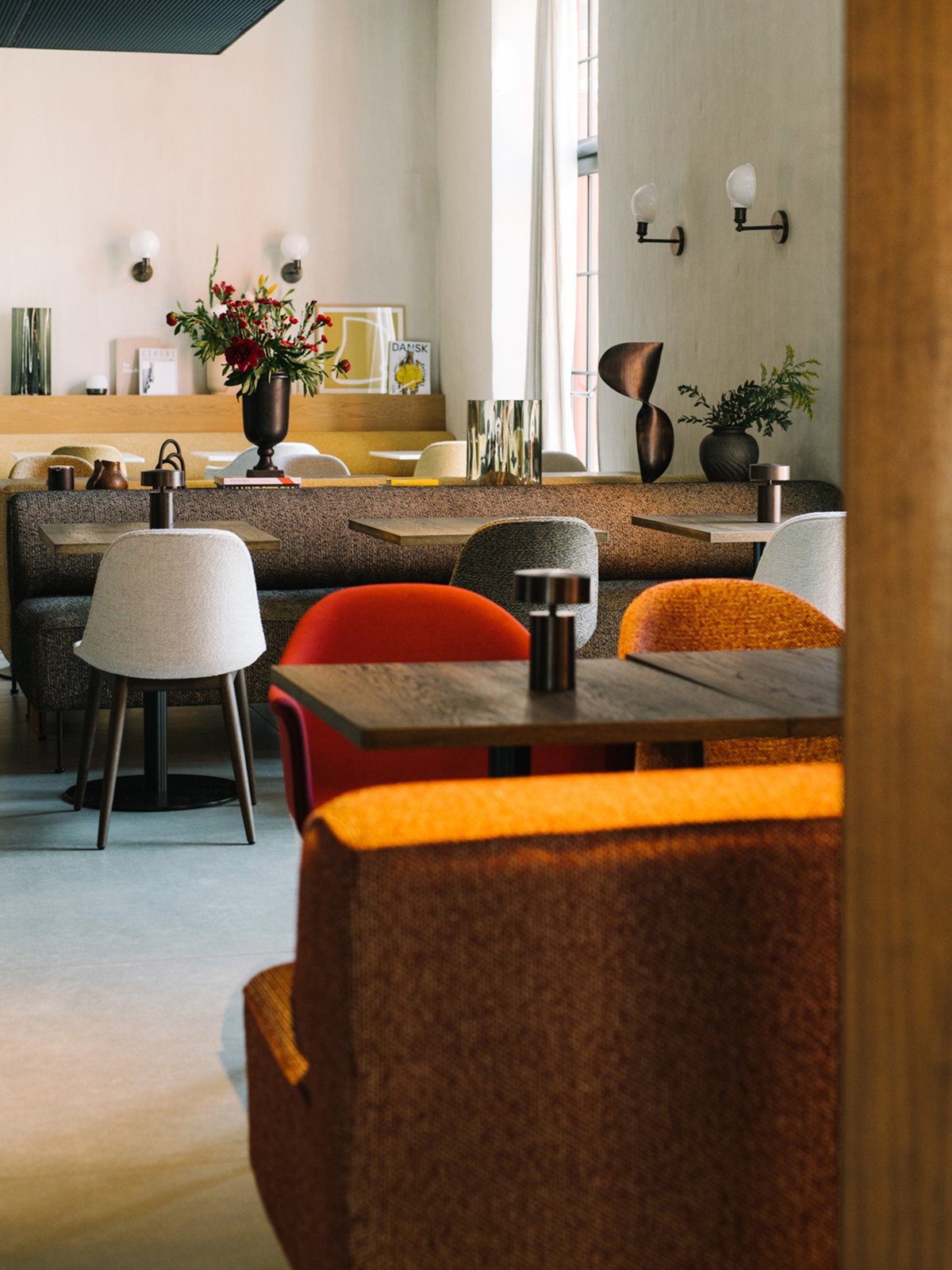 9395001-003101ZZ MENU Боковой обеденный стул Harbour, деревянная основа, обитый Черный дуб | Городской бархат - CA7832 / 031  - Вид №1