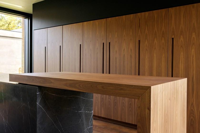 TM Italia Cucine Линейная кухня из орехового дерева каналетто и острова с раздвижной столешницей D90 sun-id-1509750 - Вид №5