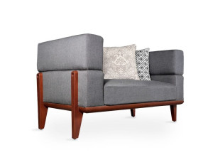 Тканевое кресло с подлокотниками