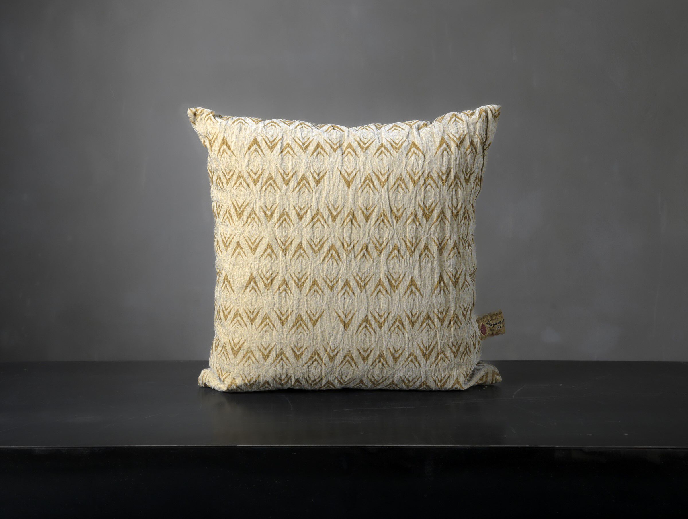 Бархатная квадратная подушка The House of Lyria ROBINIA ARCH-00095516