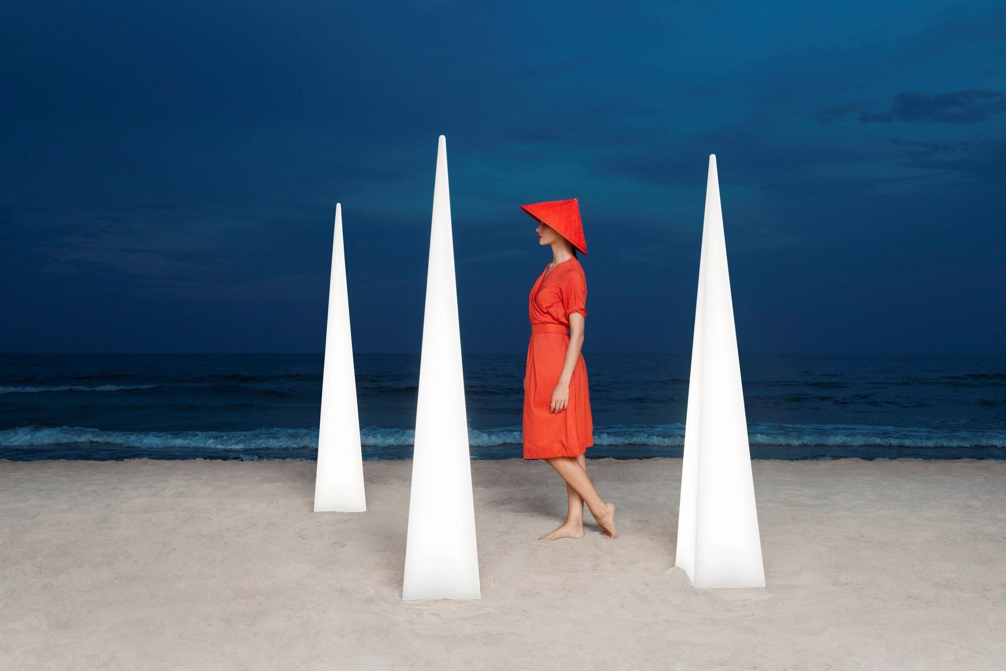 Напольная лампа из полиэтилена Diabla Pirámide ARCH-00118266 - Вид №4