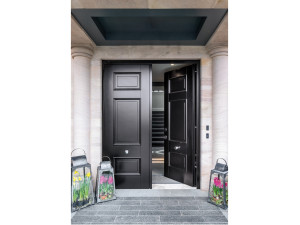 Бронированная входная дверь с открытыми петлями