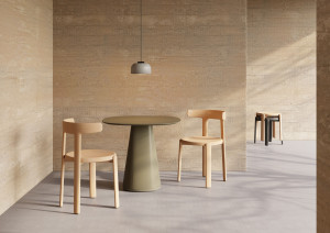 Низкий табурет из ясеня