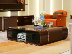 Деревянный квадратный низкий журнальный столик