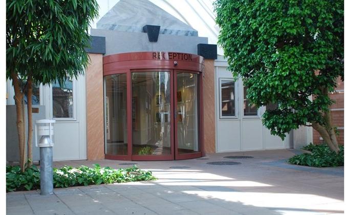 ASSA ABLOY Полуавтоматическая раздвижная дверь Porte automatiche scorrevoli sun-id-1397978 - Вид №1