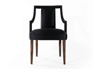 Атласное мягкое кресло с подлокотниками