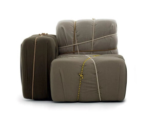 Тканевое кресло с подлокотниками