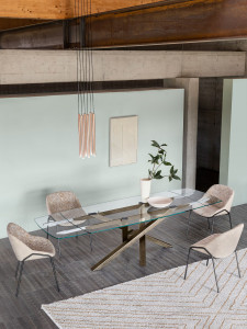 Фиксированный и выдвижной стол с хрустальной столешницей