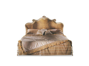 Кровать в стиле Людовика XV с мягким изголовьем
