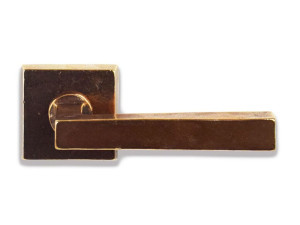 Бронзовая ручка на розетке