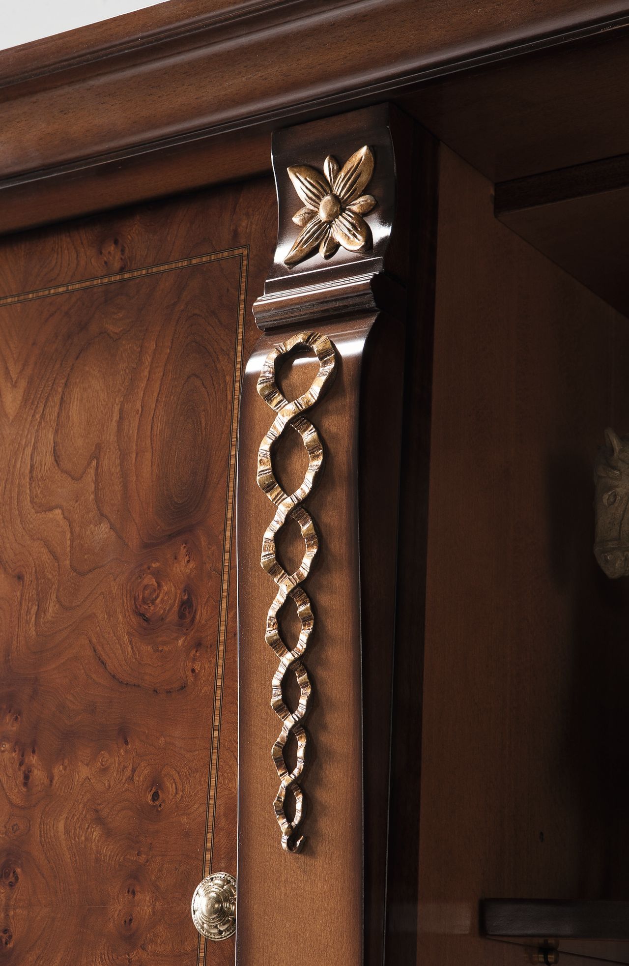 Деревянный книжный шкаф Hurtado Traditional ARCH-00100249 - Вид №3