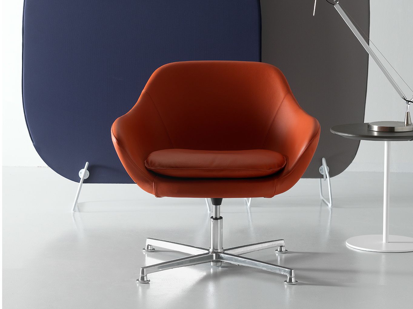 Кожаное вращающееся кресло с подлокотниками Quinti Sedute Manta ARCH-00084149 - Вид №1