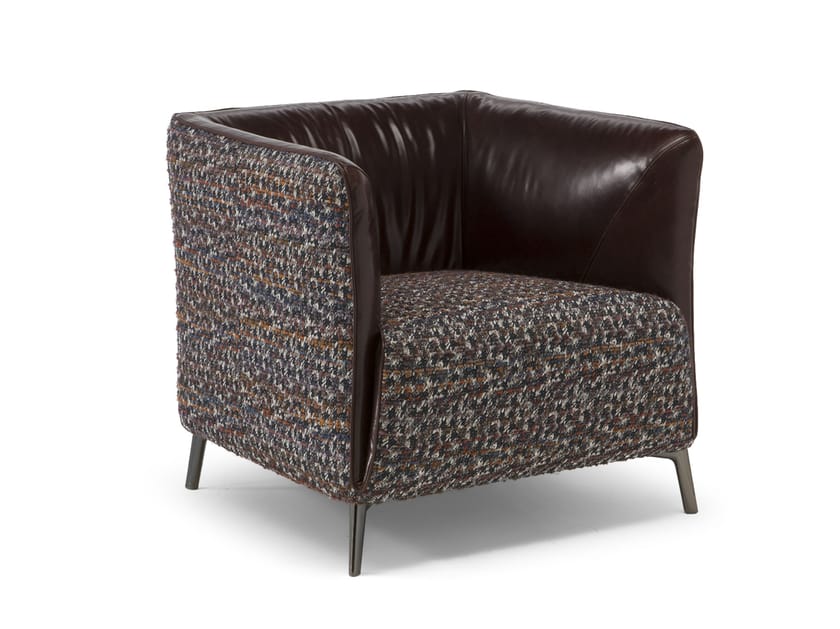 Кресло с подлокотниками из кожи и ткани Natuzzi Italia DODI ARCH-00144063
