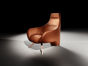 Кожаное кресло с подлокотниками