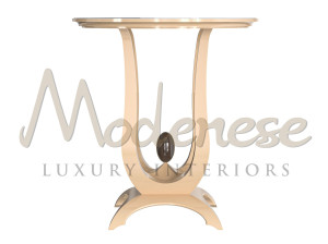 Высокий деревянный журнальный столик