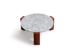 Низкий деревянный журнальный столик для гостиной