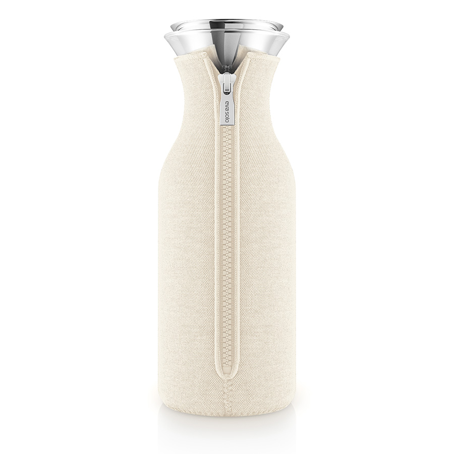 567985 Графин fridge в неопреновом текстурном чехле, 1 л, бежевый Eva Solo 