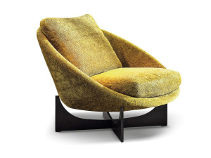 Тканевое кресло с подлокотниками