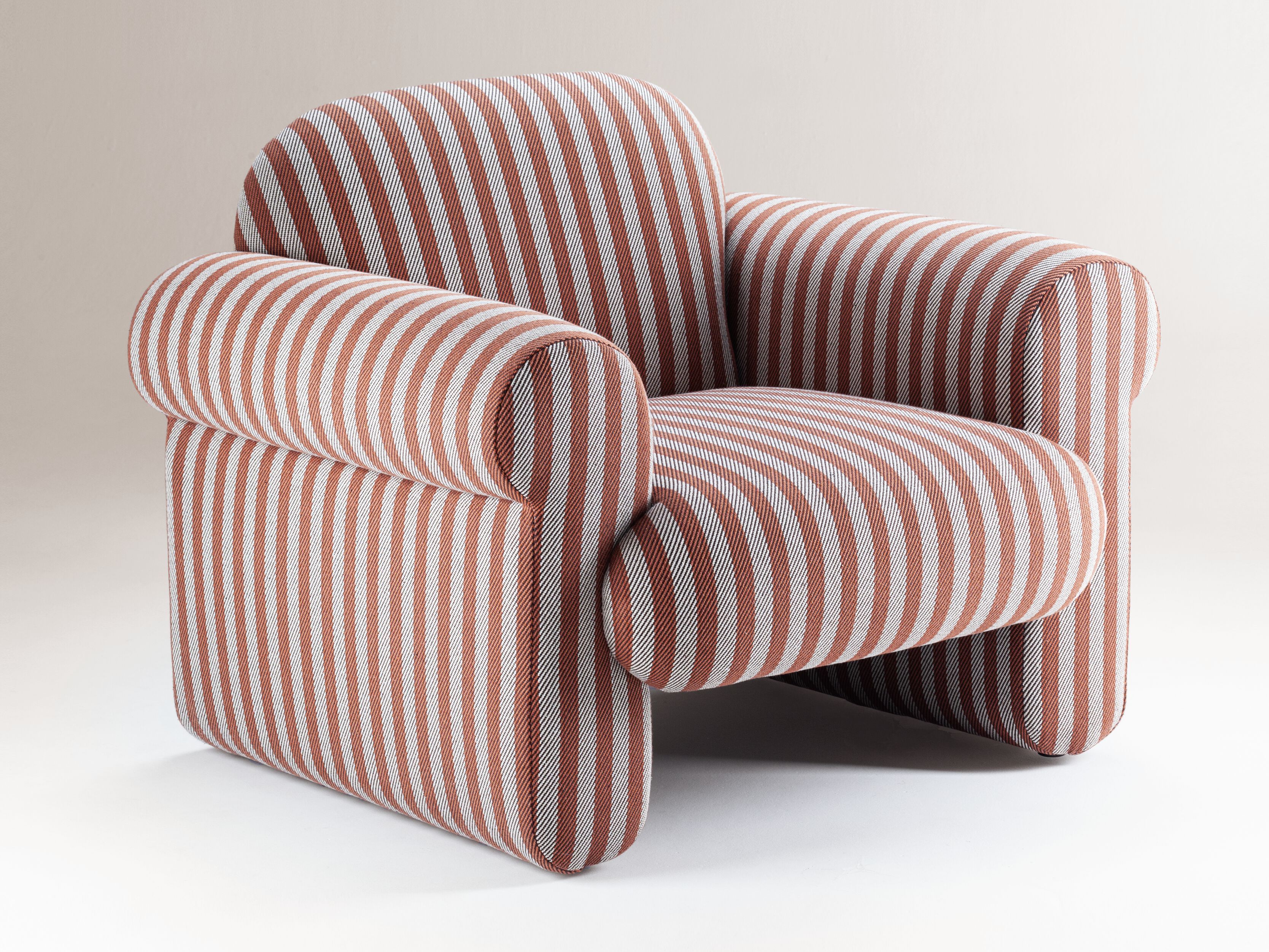 Тканевое кресло с подлокотниками DOOQ OSCAR ARCH-00094015