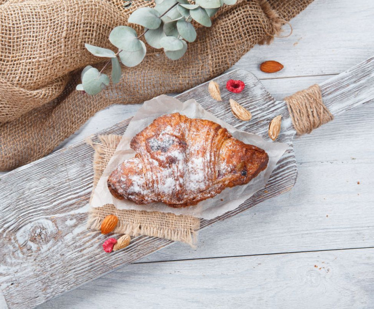 2822 Круассан миндальный с малиной Вкусляндия 