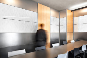 FSRT682 Система облицовки стен Levele с минимальным количеством панелей; вставки из нержавеющей стали, отделка «горный хрусталь»; vivigraphix graphica с прослойкой водорослей и стандартной отделкой; и бамбуковый шпон Forms-surfaces