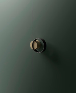 Шкаф с распашными дверцами