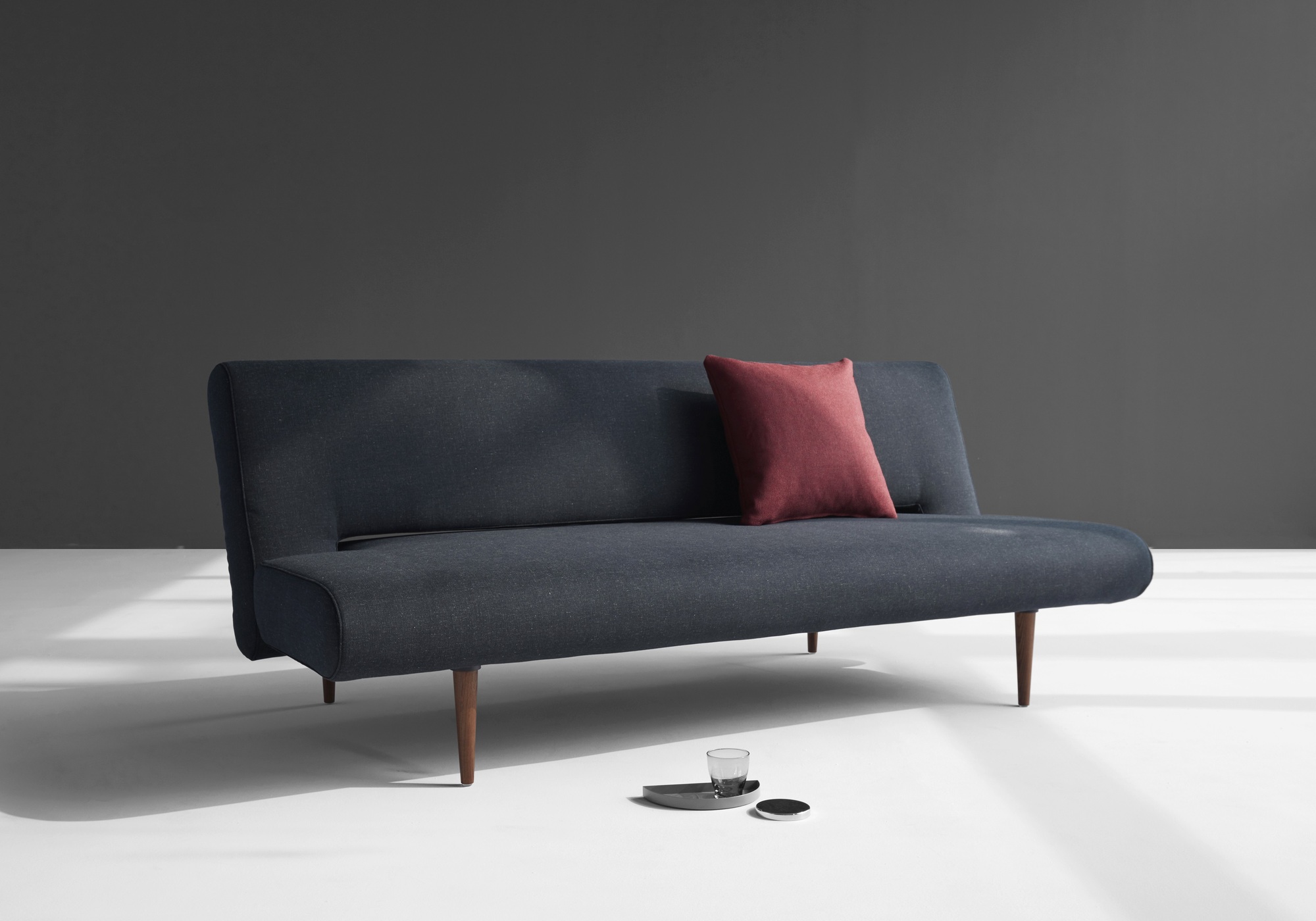 Диван Unfurl с ножками из темного дерева и черной рамой, черный Innovation Living 772001514 - Вид №7