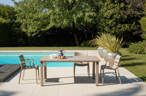 Стул из инженерного пластика с подлокотниками