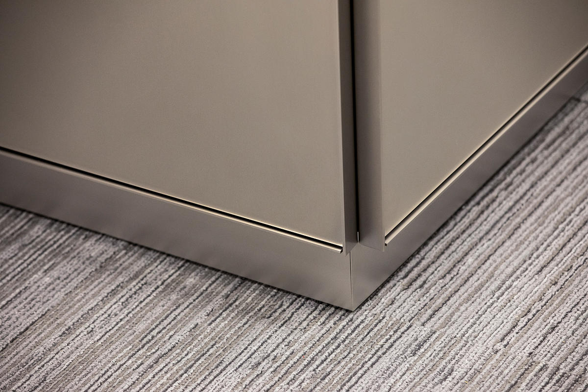 FSRT638 Система обшивки стен Levelr с панелями из вивихромного хромисового стекла в отражающей конфигурации с прослойкой индивидуального цвета и отделкой opalex, а также изготовленными на заказ выступающими ребрами черного цвета в международном аэропорту Forms-surfaces  - Вид №22