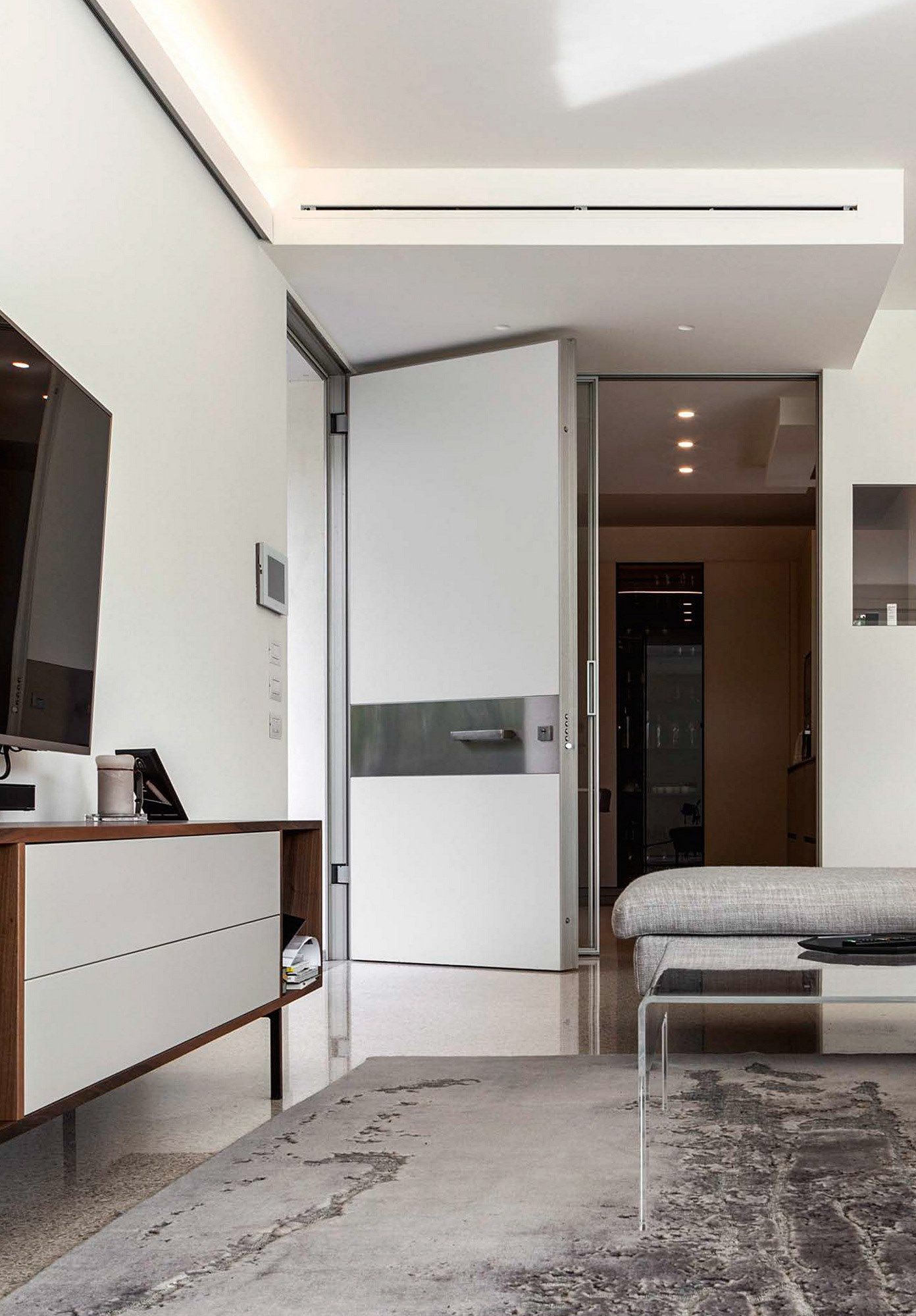 Бронированная входная дверь с облицовкой горизонтальных секторов Oikos Tekno ARCH-00036940 - Вид №1