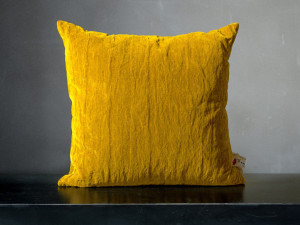 Бархатная квадратная подушка