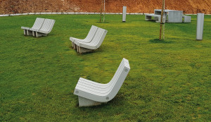 Бетонная скамья со спинкой