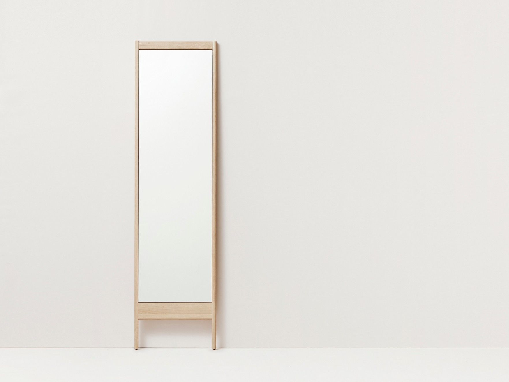Напольное зеркало из дуба с рамкой Form & Refine a line ARCH-00068259 - Вид №9