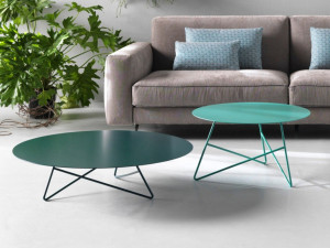Круглый металлический журнальный столик