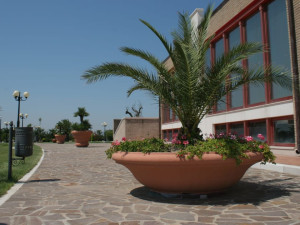 Реконструированный каменный круглый низкий плантатор