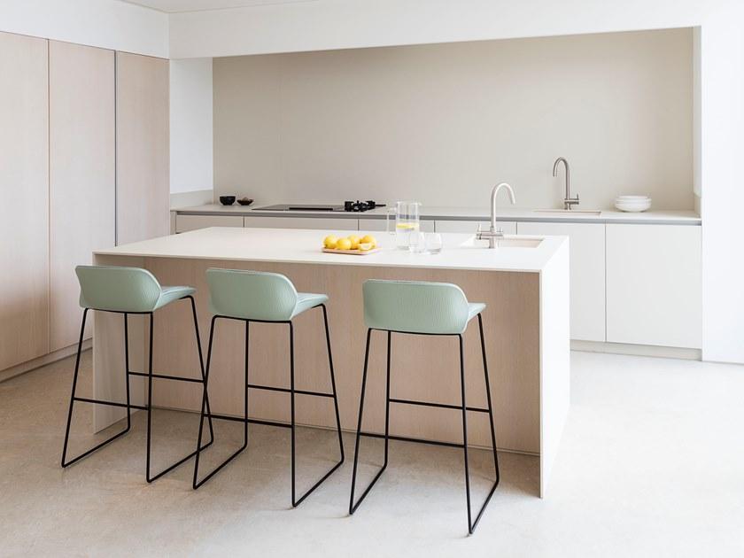 Andreu World Табурет-санки со спинкой Nuez Bq2781 - Вид №3