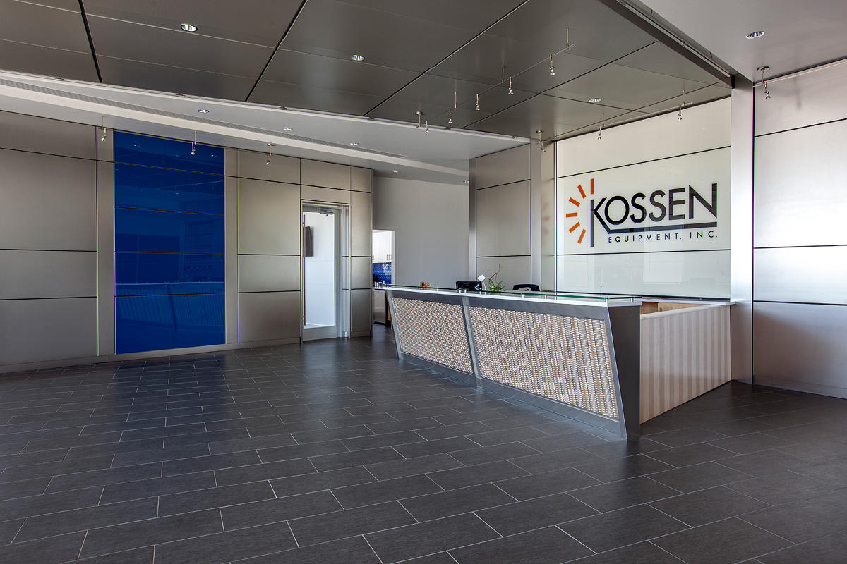 FSRT666 Система облицовки стен Levele глухими панелями; вставки из стекла vivispectra Spectrum, прослойка нестандартного изображения, стандартная отделка, стекло vivichrome chromis, белая прослойка, стандартная отделка; перегородка и дверь со стеклом vivi Forms-surfaces  - Вид №22