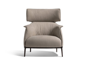 Тканевое кресло с подголовником и подлокотниками