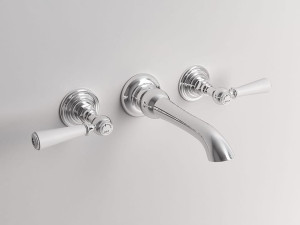 Настенный смеситель для раковины с раздельными розетками