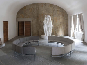 Изогнутый диван из ткани