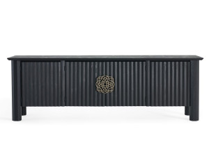 Деревянный шкаф с распашными дверями