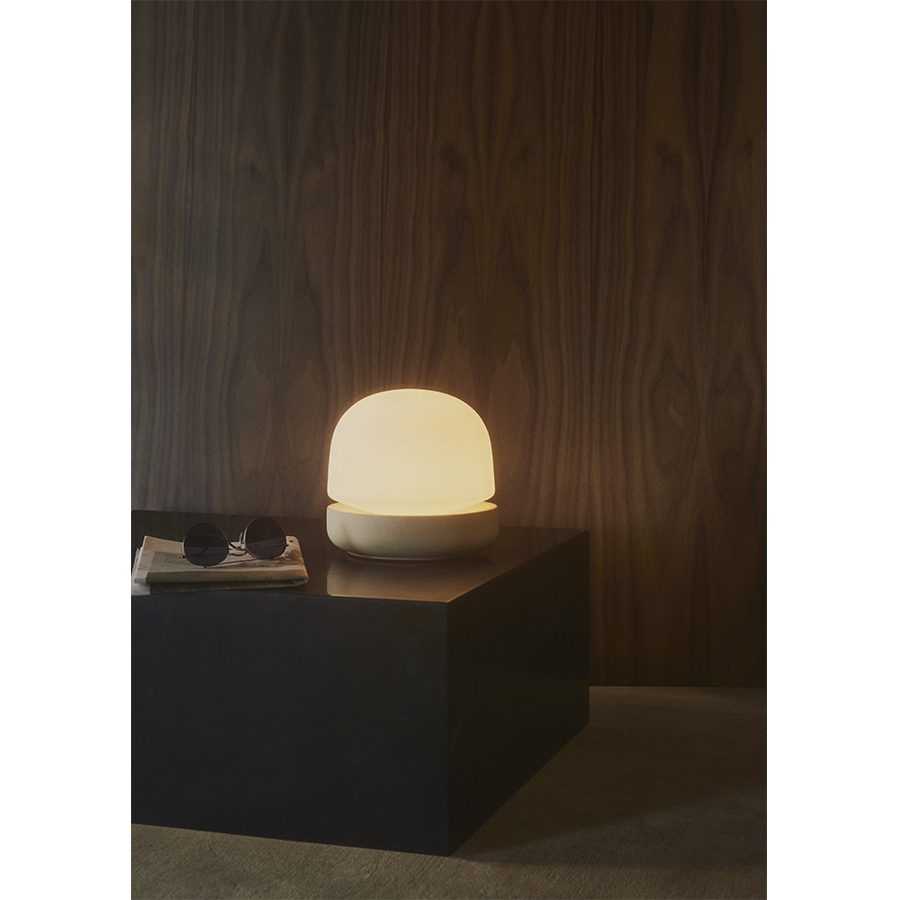 1850039 MENU Каменная настольная лампа Стекло песочного опала  - Вид №1