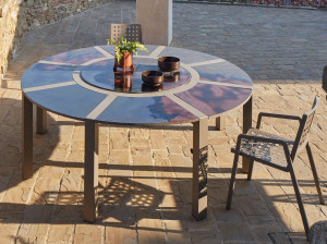 Круглый стол из фаянса и нержавеющей стали